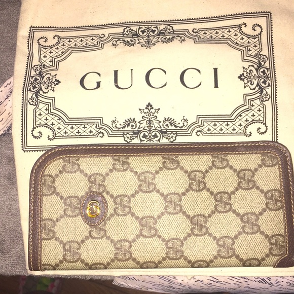 Gucci sunglass case GG
